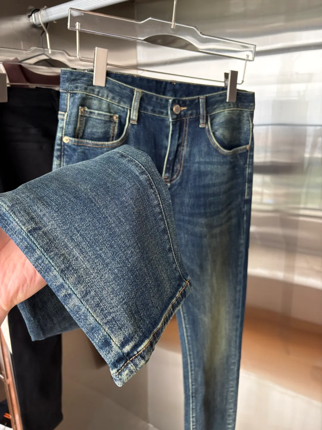 P240 A super stylish pair of jeans, customized original washed denim fabric, unique design, top-notch embroidered letter pattern logo, original hardware accessories decoration, an extremely outstanding pair of jeans, the materials and craftsmanship are extremely luxurious and exquisite, extremely high-grade, handsome and stylish upper body, recommended 👍, 005 code number: 29-38 but not 35; 37